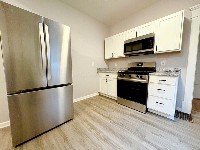 Building Photo - 356 E 20th Ave