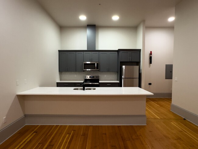 Building Photo - NEWLY RENOVATED DOWNTOWN SALEM ONE BEDROOM
