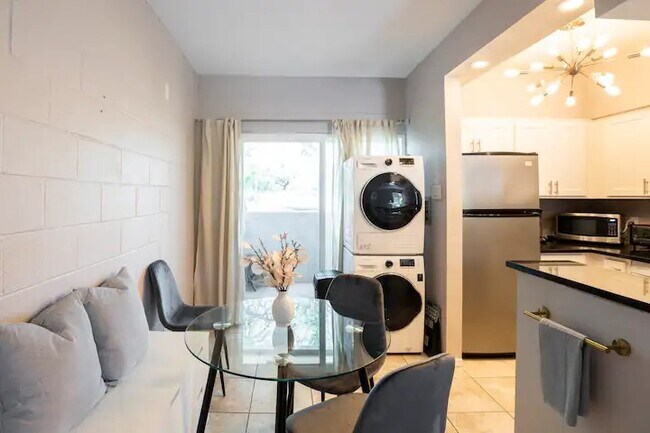 Building Photo - 4041 E Camelback Rd