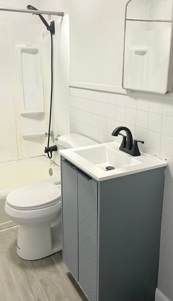 Building Photo - 869 Geranium St