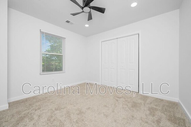 Building Photo - 10 Valley View Dr