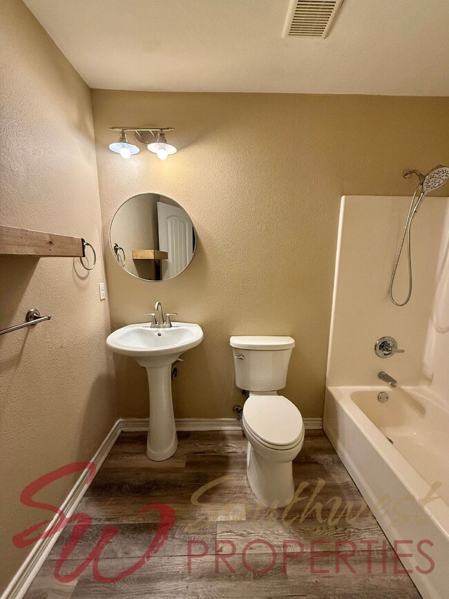 Building Photo - Charming 3 bed, 2 bath rental home with office!