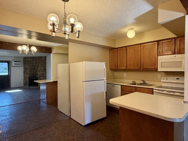 Building Photo - Ground Level 1 Bedroom/1 Bathroom Condo Located In Gated Oak Park Community! (Available Immediately)
