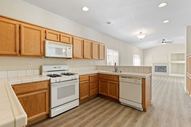 Building Photo - 4 Bedroom Home in the heart of Roseville! ...