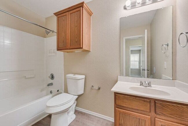Building Photo - Newly updated home ready for move in