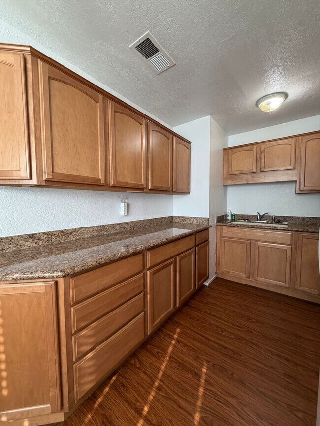 Building Photo - NEW LISTING!! 3 Bedroom 1.5 Bathroom House with Huge Yard, Central Heat & Air!