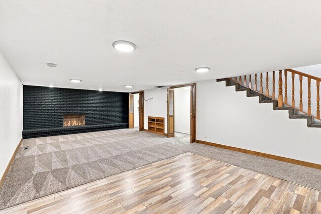 Building Photo - 650 Canyon Rd