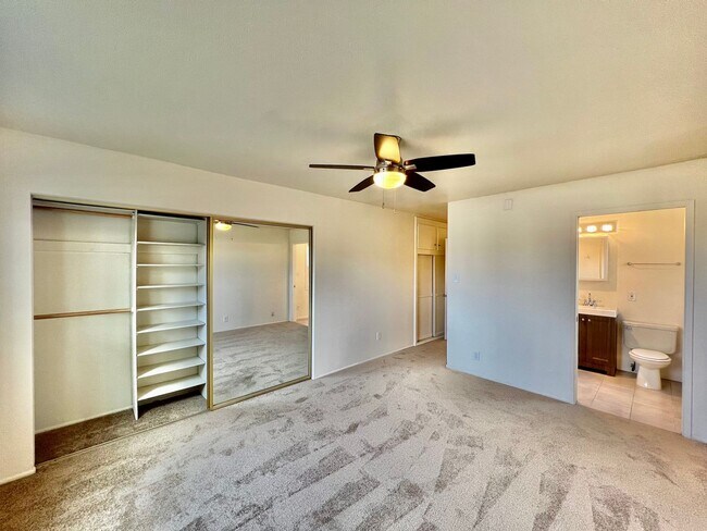 Building Photo - Stunning 2B/2BA house available w/ Large B...