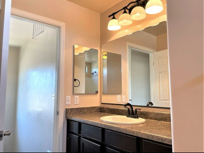 Building Photo - "Charming 4-Bed Home with 2.5 Baths in Tuc...