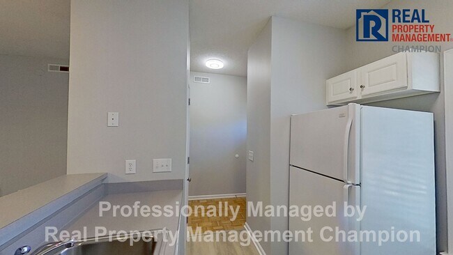 Building Photo - Ground Level Condo with Community Pool