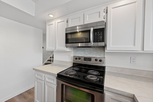 Building Photo - 3 Bedroom Townhome: Prime Location with Pool, Clubhouse and More!