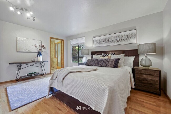 Building Photo - Oversized 4 Bedroom 3 Bathroom Home- Picni...