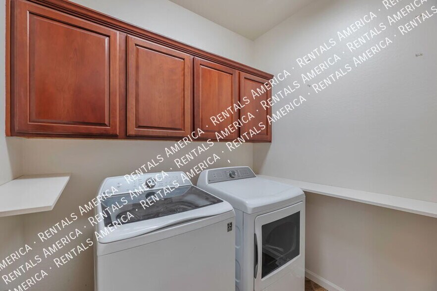 Building Photo - 5433 W Redbird Rd