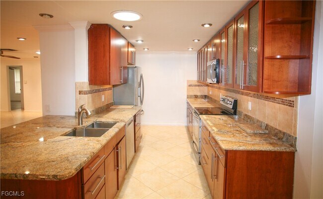 Building Photo - 1525 Covington Cir E