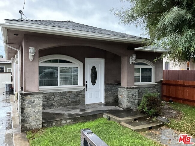 Primary Photo - 6106 Rockne Ave