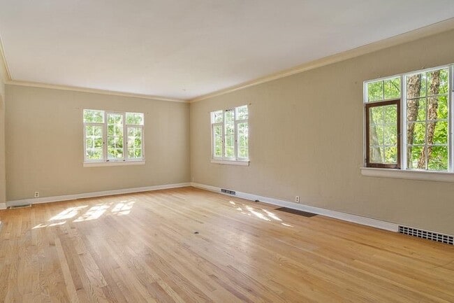 Building Photo - 618 S Harvey Ave