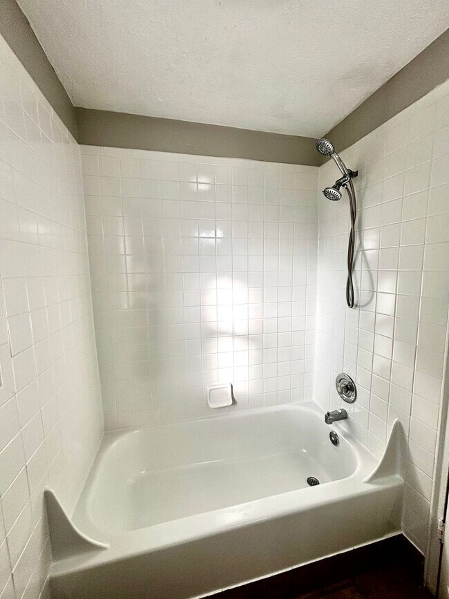 Building Photo - Spacious 3-Bed Townhome with Garage in Day...