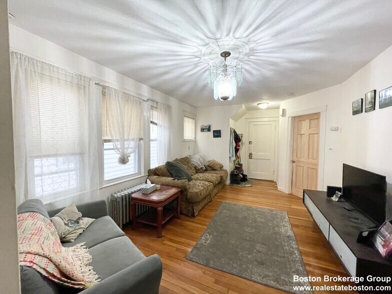 Primary Photo - 11 Romsey St