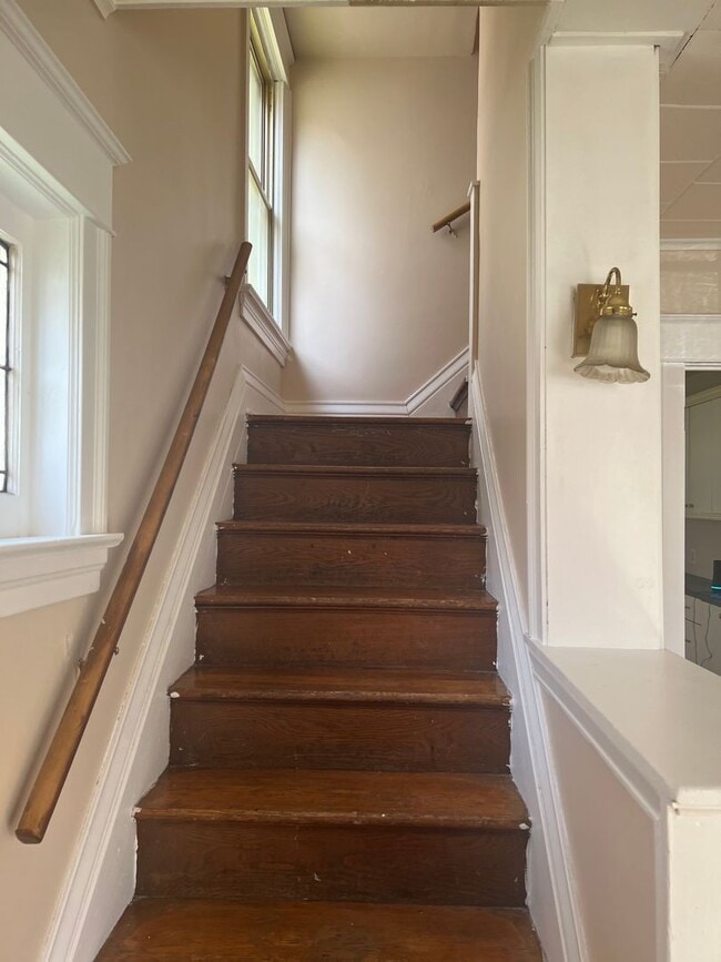 Building Photo - SINGLE FAMIKY FOR RENT IN MAPLEWOOD LOCATION !