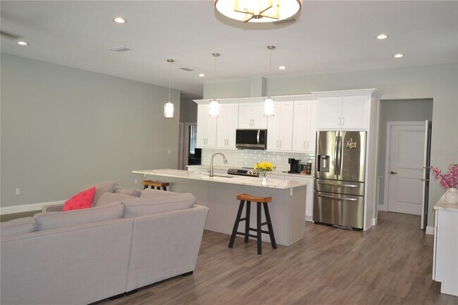 Building Photo - 281 Diogenes St