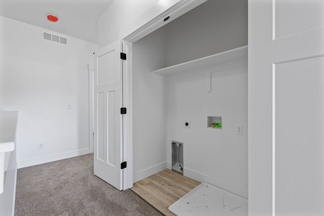 Building Photo - Modern Luxury Townhome in Prime Location –...