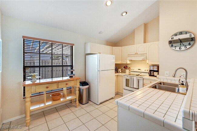 Building Photo - 878 Meadowland Dr