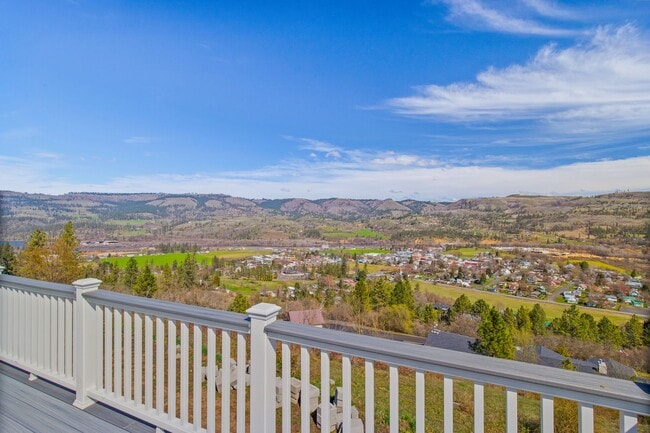 Building Photo - Stunning Kamiah House with Breathtaking Views