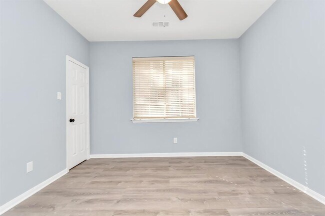 Building Photo - 19 Long Springs Pl
