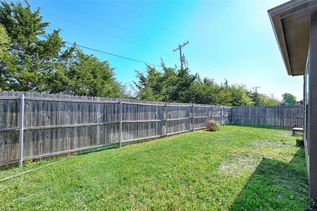 Building Photo - 640 Teakwood Dr