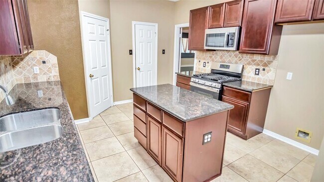 Building Photo - 2808 White Oak Ln