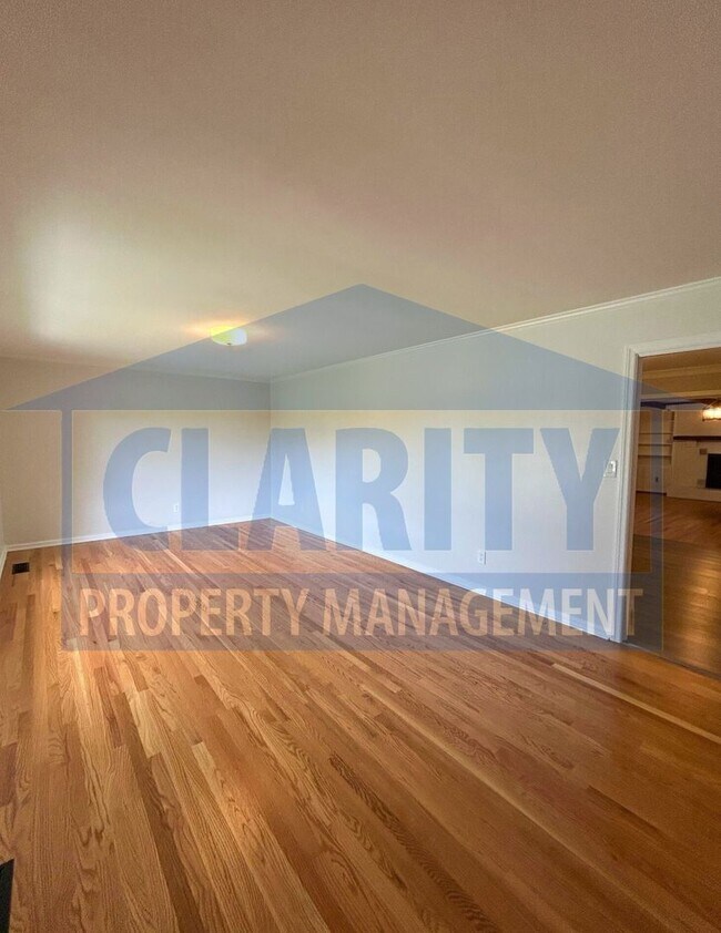 Building Photo - Charming 3-Bedroom Home in Central Cleveland