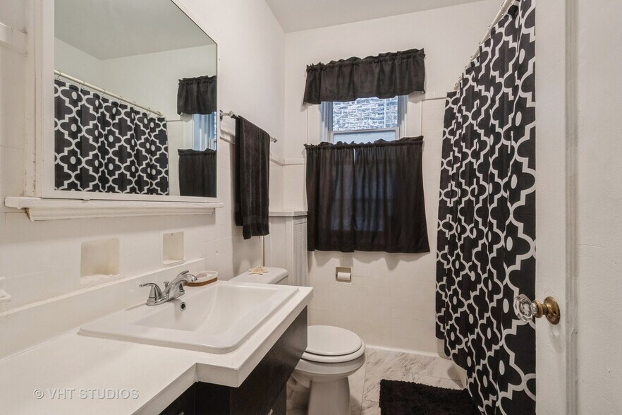 Bath 2 - 6335 N Claremont Ave