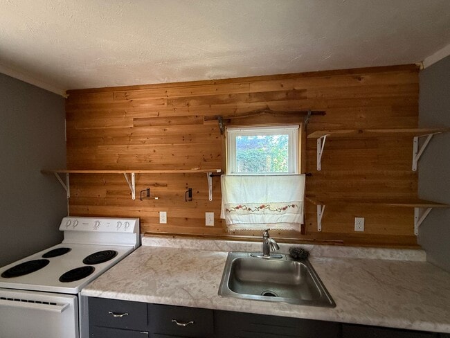 Building Photo - Charming 1 Bedroom Home