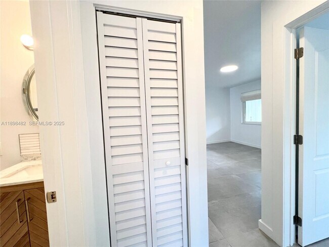 Building Photo - 2827 SW 24th St