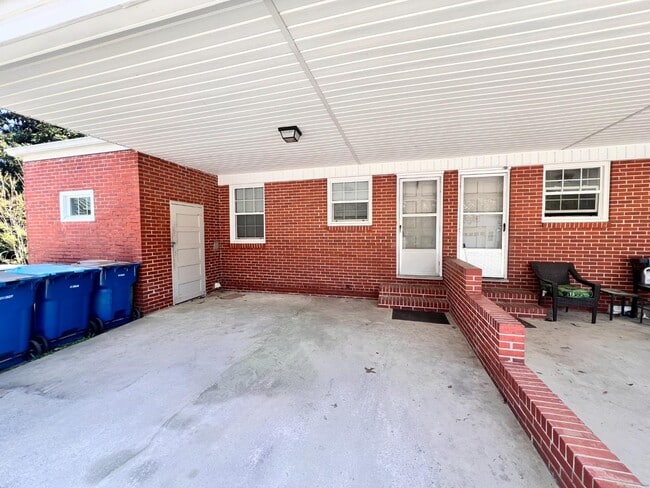 Building Photo - 807 N Ellis Ave