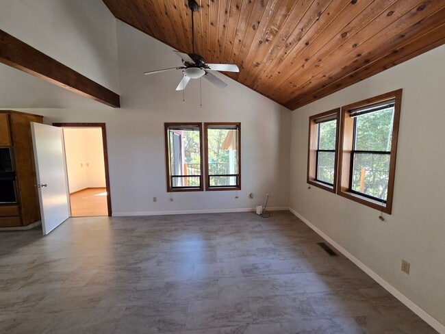 Building Photo - Welcome to this charming 1-bedroom, 1.5 bathroom home with an Office