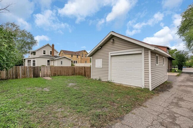 Building Photo - 320 9th Ave N