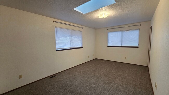 Building Photo - 2012 Vernon Rd