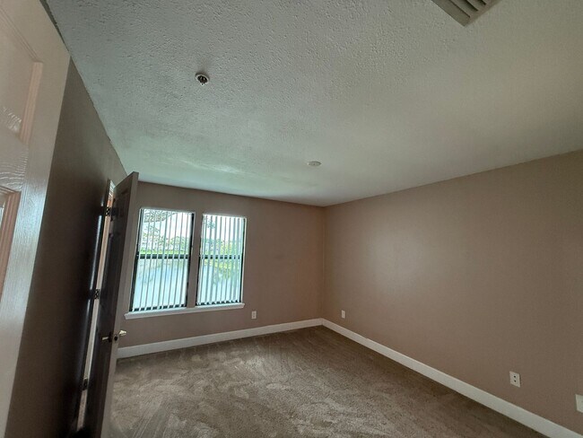 Building Photo - 4053 Crockers Lake Blvd