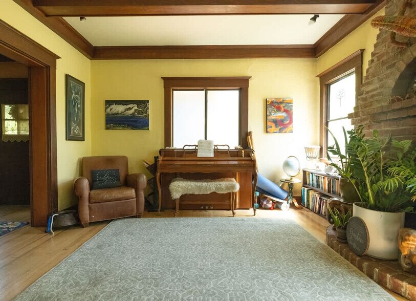 Building Photo - 364 62nd St