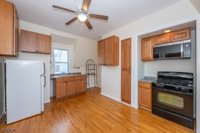 Building Photo - 120 Bloomfield Ave