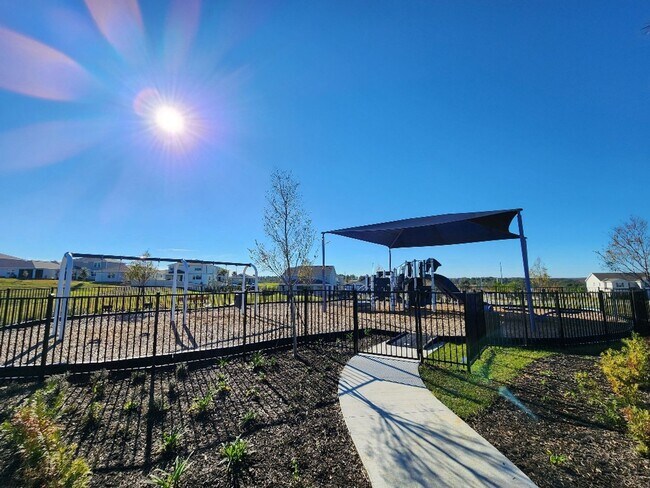 Building Photo - Gorgeous 3-Bedroom, 2-Bathroom Home in Cle...