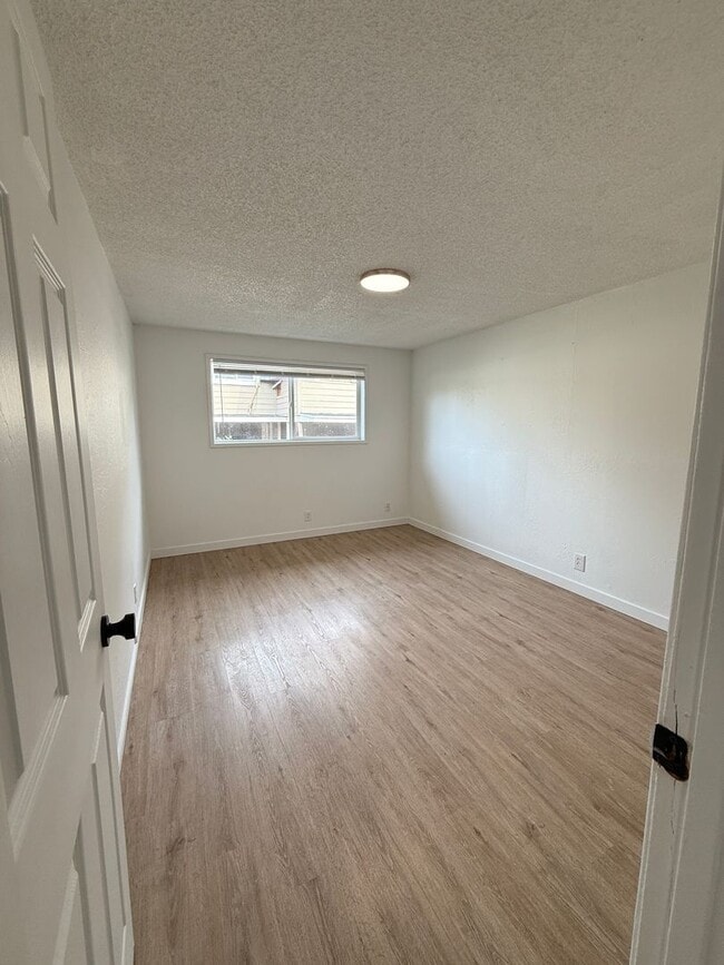 Building Photo - Townhome in North Medford!