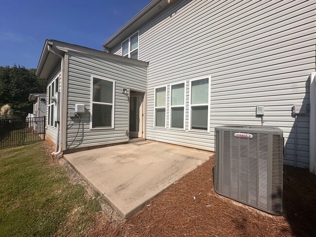 Building Photo - **MOVE IN SPECIAL!**Beautiful 3BR/2.5BA Home in Charlotte!