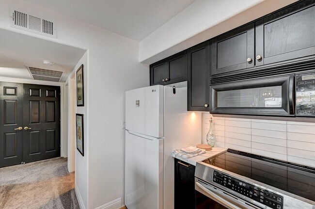 Building Photo - Fully Furnished 3BD/2BA in SW Vegas | Gate...