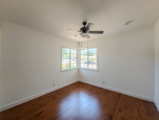 Building Photo - Stunning 3BD/2BA located in beautiful Sunl...