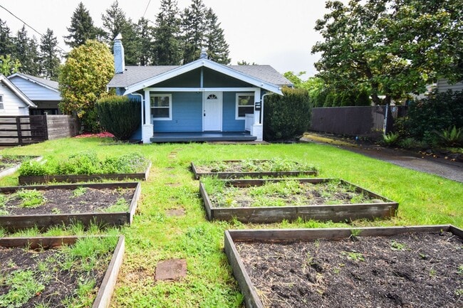 Building Photo - 2 Bedroom 1 Bath Home with Large Yard in t...