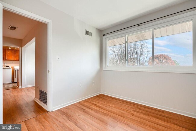 Building Photo - 130 Royal Oak Dr