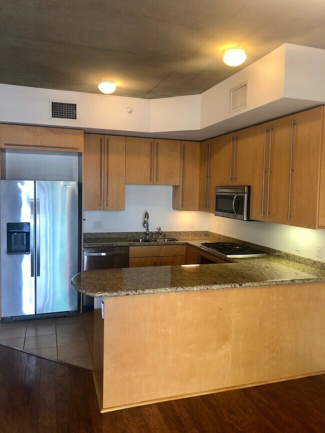 Building Photo - Beautiful 2 bedroom 2 bath in The Cortez B...