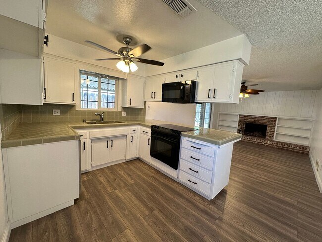 Building Photo - SW Visalia Home coming soon!!